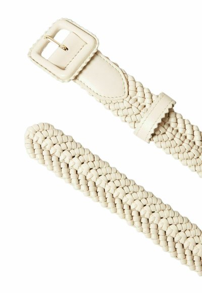 Cinturón de cuero blanco trenzado con una hebilla rectangular y una textura suave, con un patrón trenzado a lo largo de su longitud.