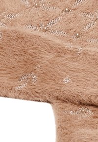 Miękka, beżowa, puszysta tkanina z teksturowanym wzorem. Metaliczne akcenty i małe detale przypominające perły dodane w całej tkaninie dla skomplikowanej dekoracji.