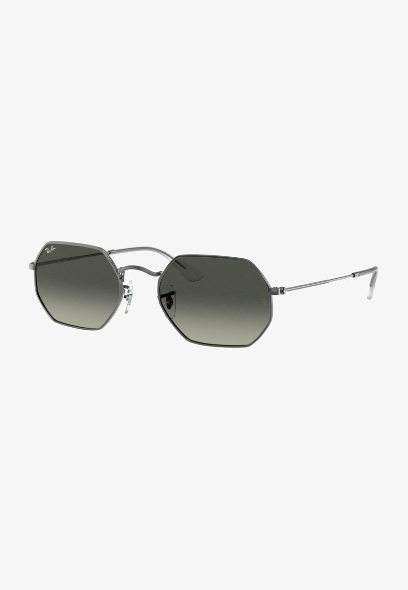 Occhiali da sole Ray-Ban a forma ottagonale con montatura in metallo argentato e lenti grigio scuro sfumate, dotati di naselli regolabili e templi sottili.