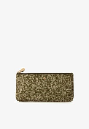 Pochette rectangulaire vert olive avec un motif de points irréguliers sur toute la surface, une fermeture éclair dorée et un petit logo rond.