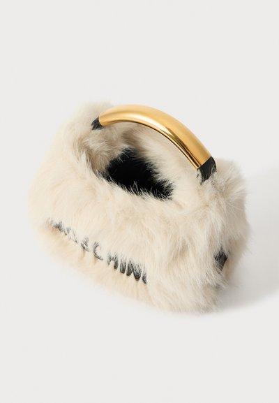 Nepluizent handtas in lichtbeige met zwarte letters, voorzien van een goudkleurige ronde handgreep en een zachte, gestructureerde buitenkant.