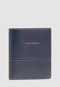 Billetera bifold de cuero azul oscuro con costuras visibles y logotipo plateado de Piquadro centrado en la parte frontal.