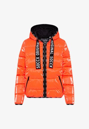 Gepolsterte Jacke in leuchtendem Orange, mit Kapuze, glänzender Oberfläche, schwarzen Reißverschlüssen und kräftigen schwarz-weißen Logogurten.
