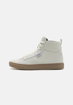 Witte hoge sneaker met beige zool, veters aan de voorkant en een klein "Hugo" merkteken aan de zijkant.