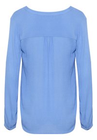 Camicia azzurro chiaro a maniche lunghe realizzata in tessuto morbido, con scollo rotondo, dorso arricciato e dettagli con polsini bottonati.