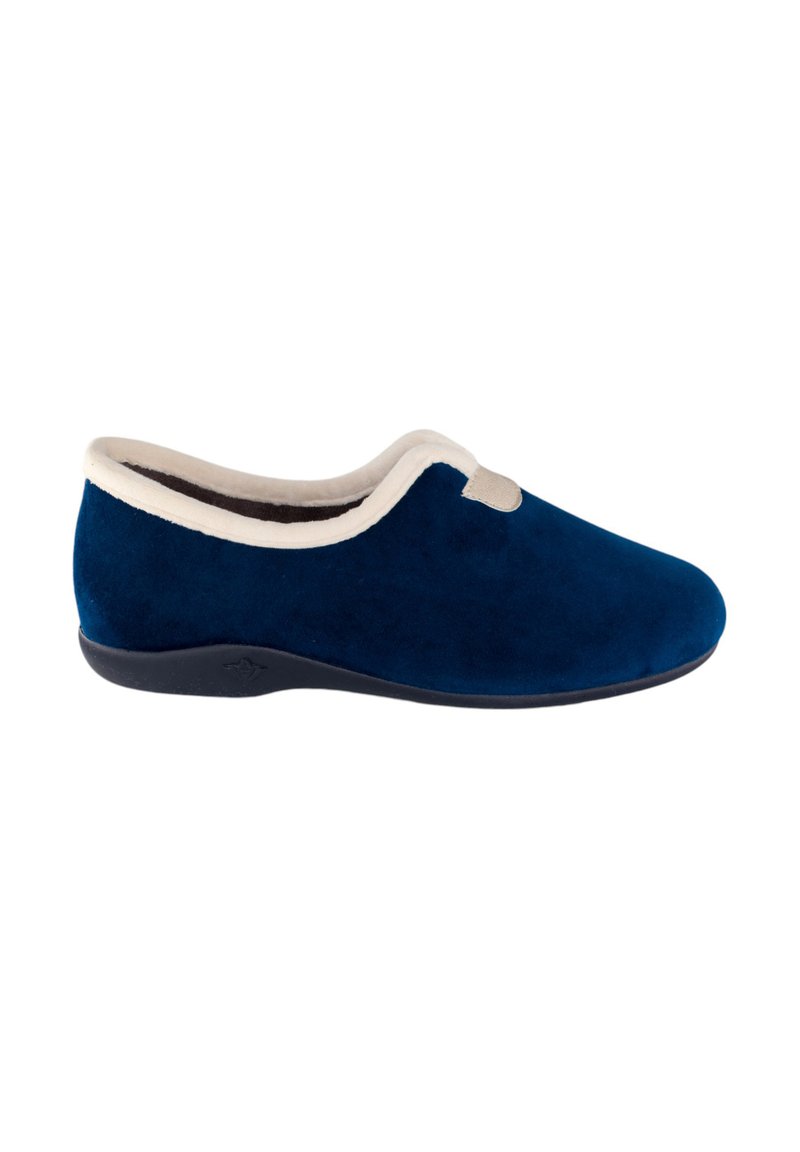 Zapatilla de ante azul marino con forro de felpa beige y bordes redondeados suaves. Presenta una suela negra flexible para mayor comodidad y soporte.