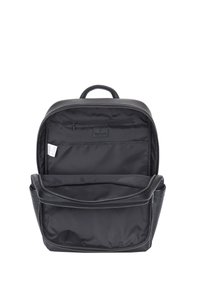 Zaino nero con esterno in pelle texturizzata, chiusure con zip, manico superiore e molteplici scomparti, inclusa una tasca anteriore.