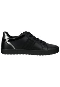 Zapatilla negra hecha de cuero suave y texturizado con un panel lateral estampado, punta redondeada y suela de goma; presenta acentos metálicos.