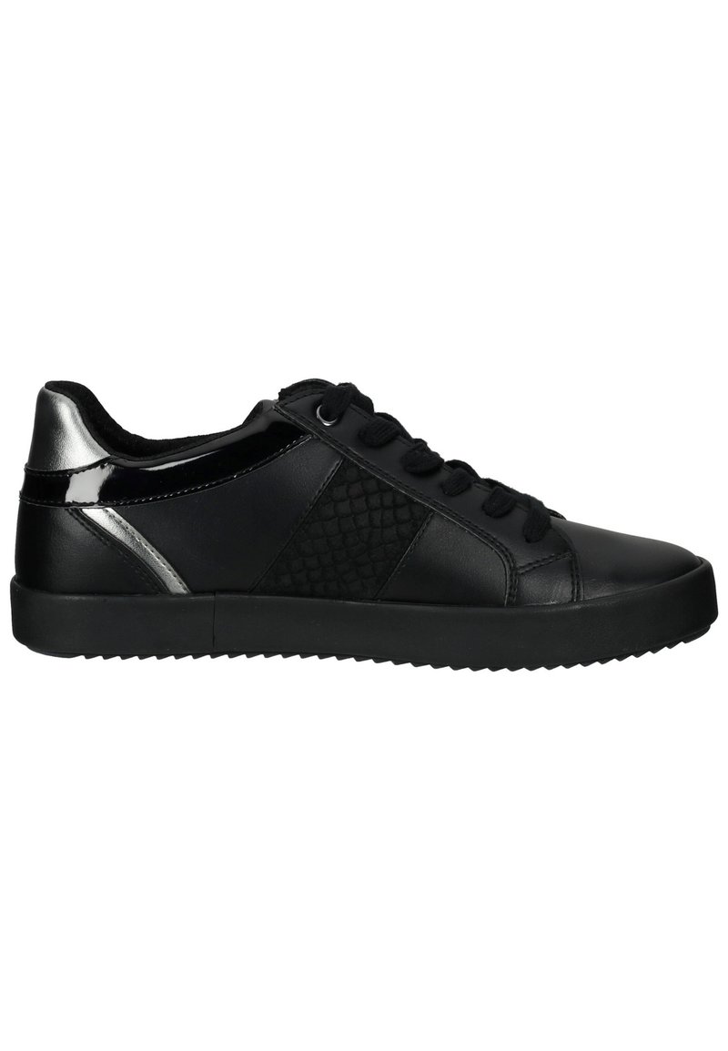 Zapatilla negra hecha de cuero suave y texturizado con un panel lateral estampado, punta redondeada y suela de goma; presenta acentos metálicos.