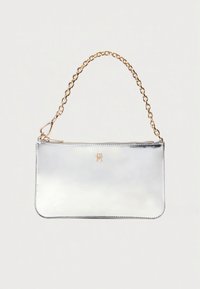 Bolso de mano de cuero sintético plateado con correa de cadena dorada, cierre con cremallera y logo en relieve. Textura lisa con una forma rectangular elegante.