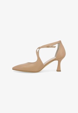 Scarpa beige in pelle con tacco alto, punta appuntita, cinturini incrociati alla caviglia e tacco sottile a trombetta su sfondo bianco.