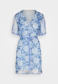 Robe florale bleue avec un décolleté en V, des manches transparentes, une taille cintrée par une ceinture, et un tissu léger et texturé arborant différents motifs de fleurs.