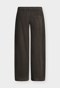 Pantaloni maro închis, largi, cu talie elastică și un singur buzunar în spate, pe partea dreaptă, văzuți din spate.