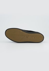 Semelle de chaussure noire avec un motif en chevron texturé et le logo "Poulgreen". Les bords sont arrondis ; la section supérieure lisse fait la transition vers le caoutchouc.