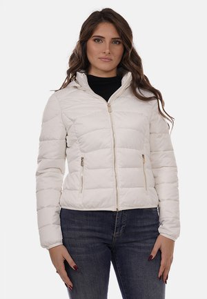 Giacca imbottita bianca con cappuccio, dotata di zip frontale e due tasche laterali. Materiale morbido e liscio con un design aderente.