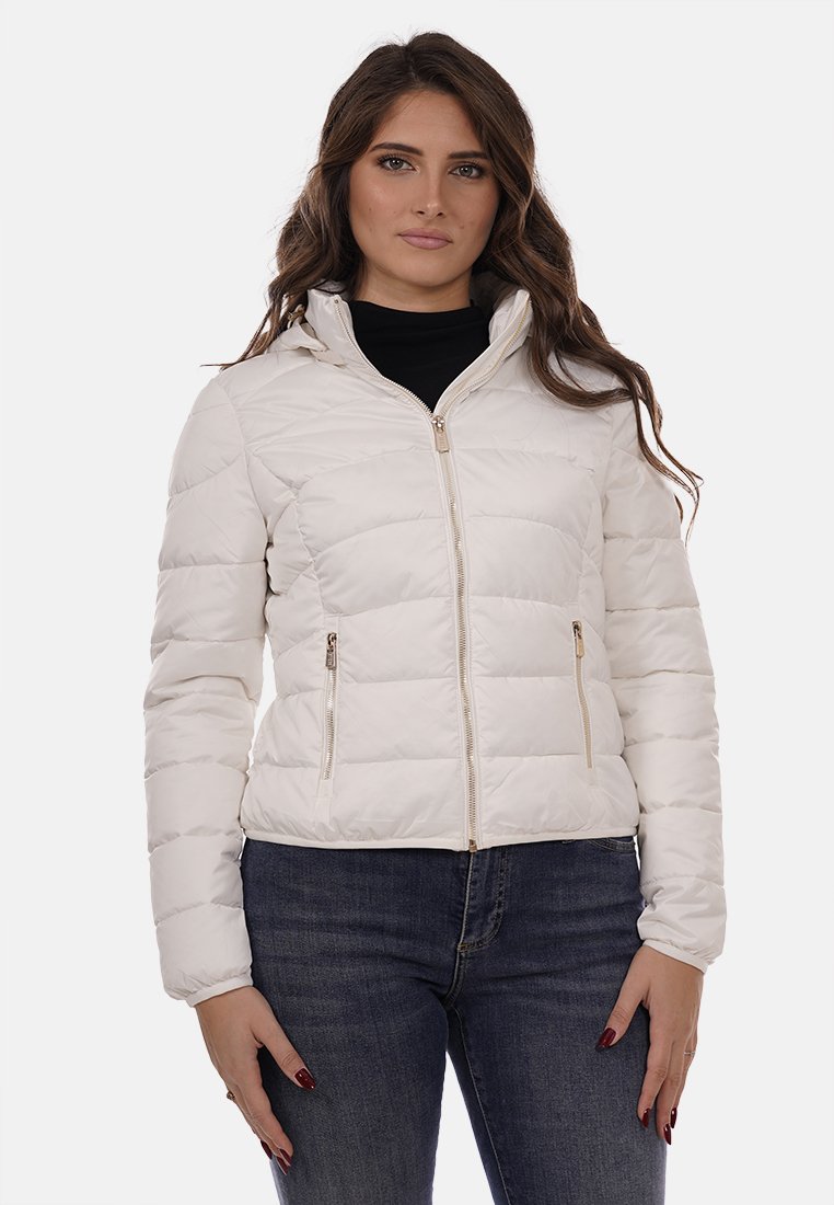 Giacca imbottita bianca con cappuccio, dotata di zip frontale e due tasche laterali. Materiale morbido e liscio con un design aderente.