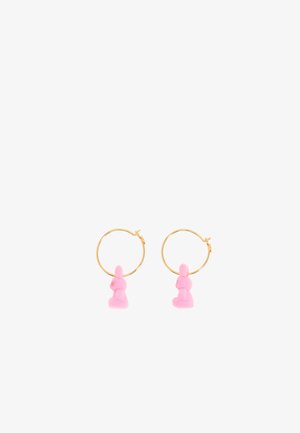 Pendientes de aro de oro con encantos de conejo rosa adjuntos. Los encantos tienen una textura suave y una forma ligeramente redondeada, lo que añade un detalle juguetón al diseño.