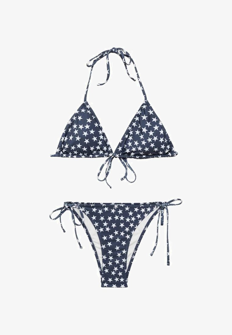 Granatowy zestaw bikini z trójkątnym topem w biały wzór gwiazdek oraz regulowanymi zawiązaniami; pasujące majtki z bocznymi zawiązaniami i wzorem gwiazdek.