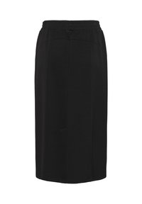 Jupe noire mi-longue en tissu doux avec une taille élastique. Elle dispose de poches latérales et d'une coupe droite. Texturé lisse.