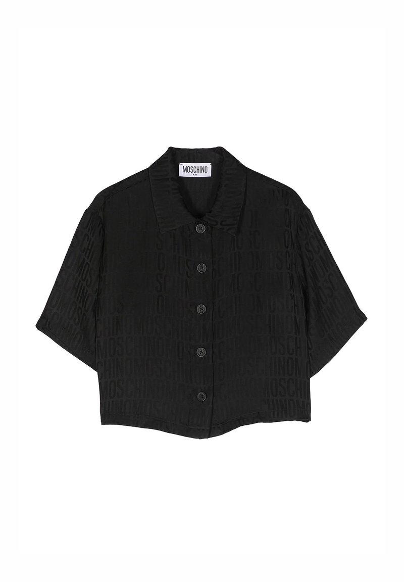 Cropped shirt nera con chiusura a bottoni, maniche corte e un motivo testurizzato con la parola "MOSCHINO" su tutto il tessuto.