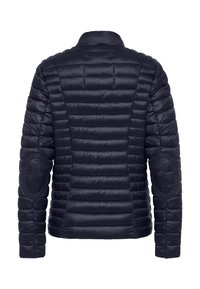 Marineblauwe pufferjack met een doorgestikt ontwerp, staande kraag en elleboogpatches. Heeft een soepele textuur en een getailleerde snit.