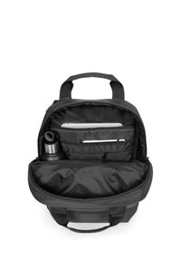 Schwarzer Rucksack mit mehreren Fächern. Verfügt über eine Seitentasche für Wasserflaschen, ein gepolstertes Laptopfach und eine weiche Innenauskleidung. Strapazierfähiger Stoff.
