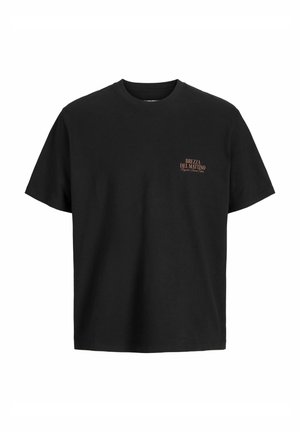 Musta puuvillapaita, jossa on rento istuvuus, pyöreä kaula-aukko ja lyhyet hihat. Vasemmassa rinnassa on pieni, teksturoitu oranssi grafiikka.