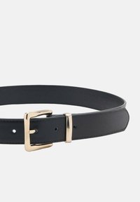 Schwarzer Leder-Gürtel mit glatter Textur, ausgestattet mit einer goldfarbigen Metallschnalle und mehreren Einstelllöchern entlang seiner Länge.