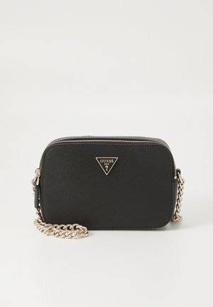 Borsa a spalla sintetica nera con texture, tracolla in catena argentata, chiusura con zip e logo triangolare in evidenza. Design rettangolare compatto.