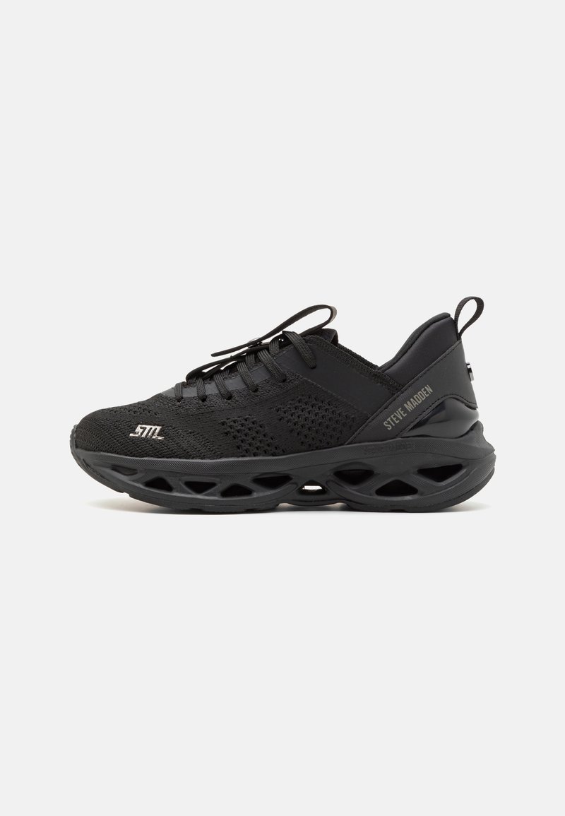 Baskets de sport noires Steve Madden avec dessus en mesh, fermeture à lacets, semelle découpée et amortie, et détails de marque sur le côté et les orteils.
