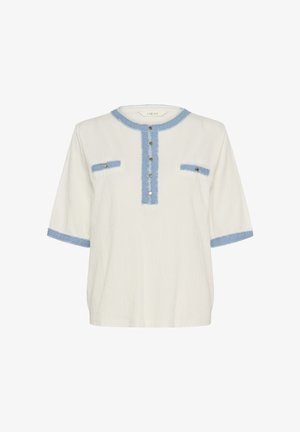 Balta trumpomis rankovėmis palaidinė su mėlynomis apdailos detalėmis ant apykaklės, rankogalių, krūtinės kišenių ir sagų plokštelėje su auksinėmis sagomis.