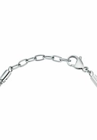 Bracciale in argento con anelli a catena ovali, caratterizzato da un clasp a granchio e un'etichetta rettangolare, finitura lucida, texture liscia.