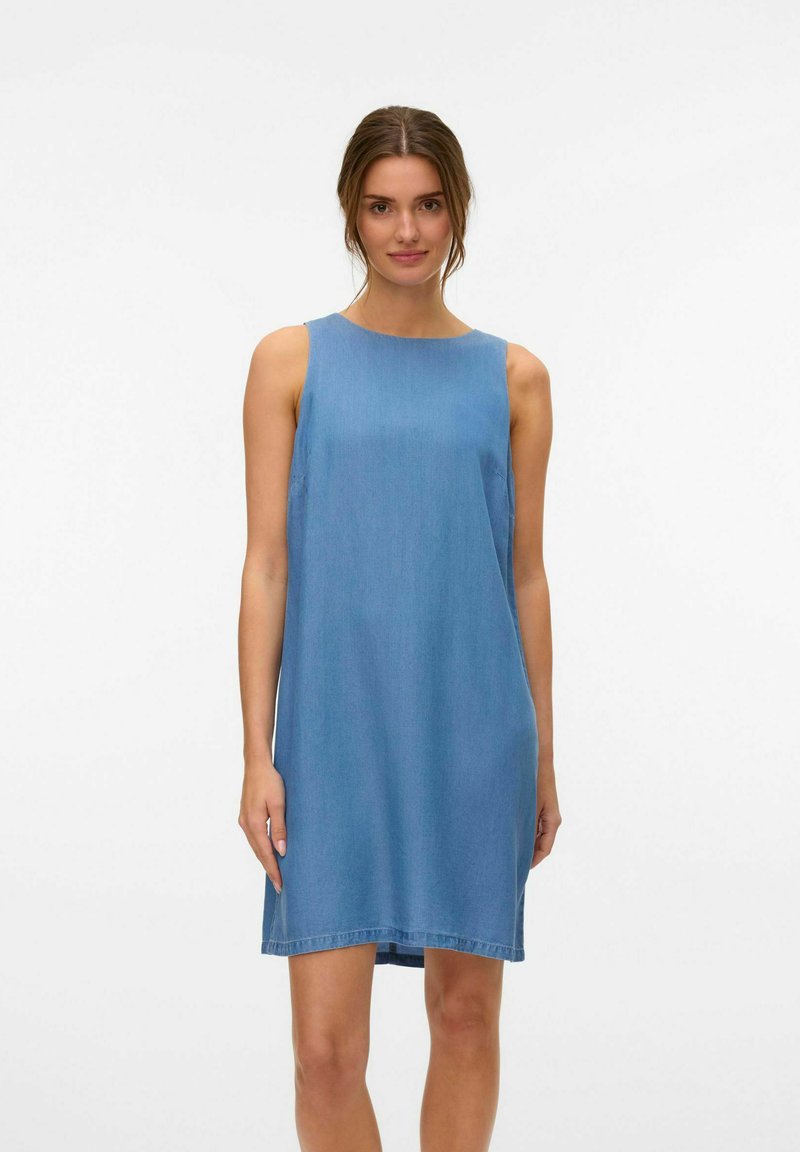Denim obleka brez rokavov v svetlo modri barvi z ravno silhueto. Ima okrogel izrez in čist rob, primerna za sproščeno nošenje.