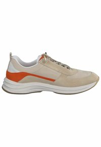 Beige urheilu-kengät, joissa on mokka- ja verkko-paneelit, oranssi korostusraita, valkoinen kaulus ja paksu valkoinen pohja, jossa on uritettu pinta.