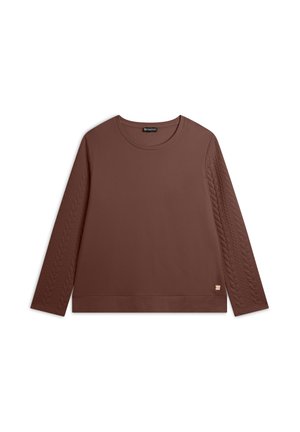 Haut à manches longues marron avec un corps lisse et un motif en tricot torsadé texturé sur les manches. Encolure ronde côtelée et détail logo discret.