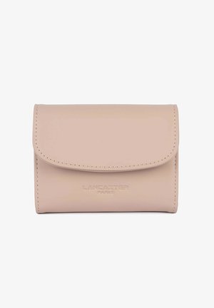 Portafoglio in pelle rosa chiaro con design pieghevole, caratterizzato dal logo "Lancaster Paris" in rilievo sulla parte anteriore e dettagli di cuciture a contrasto.