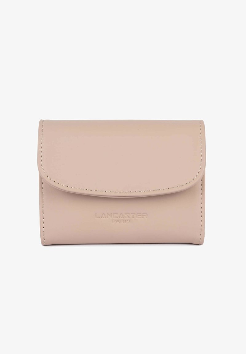 Portafoglio in pelle rosa chiaro con design pieghevole, caratterizzato dal logo "Lancaster Paris" in rilievo sulla parte anteriore e dettagli di cuciture a contrasto.