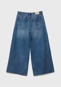 Culotte in denim con design a gamba larga, lavaggio blu chiaro medio, vita elasticizzata e due tasche posteriori. Finitura testurizzata visibile.