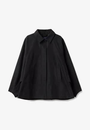 Chaqueta negra de longitud media con cuello abotonado, cierre delantero oculto, mangas largas y dos bolsillos verticales laterales.