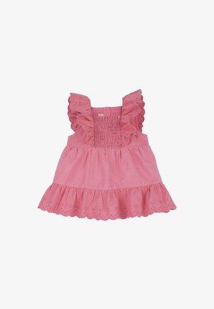 Robe en coton rose avec des manches à volants, un corsage smocké et une jupe évasée. L'ourlet présente des détails festonnés avec des motifs à oeillets.