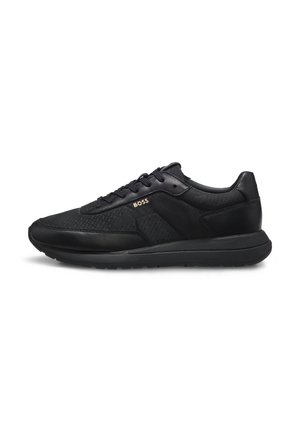 Schwarzer Low-Top-Sneaker mit strukturierten und glatten Bereichen, schwarzen Schnürsenkeln und goldenem "BOSS" Logo an der Seite, auf weißem Hintergrund dargestellt.