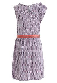 Blomstrede kjole i lys lilla med røde og blå detaljer, der har en volang på skulderen, rund halsudskæring og elastisk talje med et pink bælte.