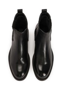 Botines de cuero negro con una textura suave, punta redondeada, paneles laterales elásticos y una lengüeta en el talón para facilitar el calzado.