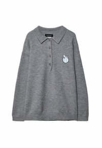Suéter tipo polo gris con cuello con solapa, cinco botones y un diseño bordado en azul y blanco en el lado izquierdo del pecho. Textura de punto suave.