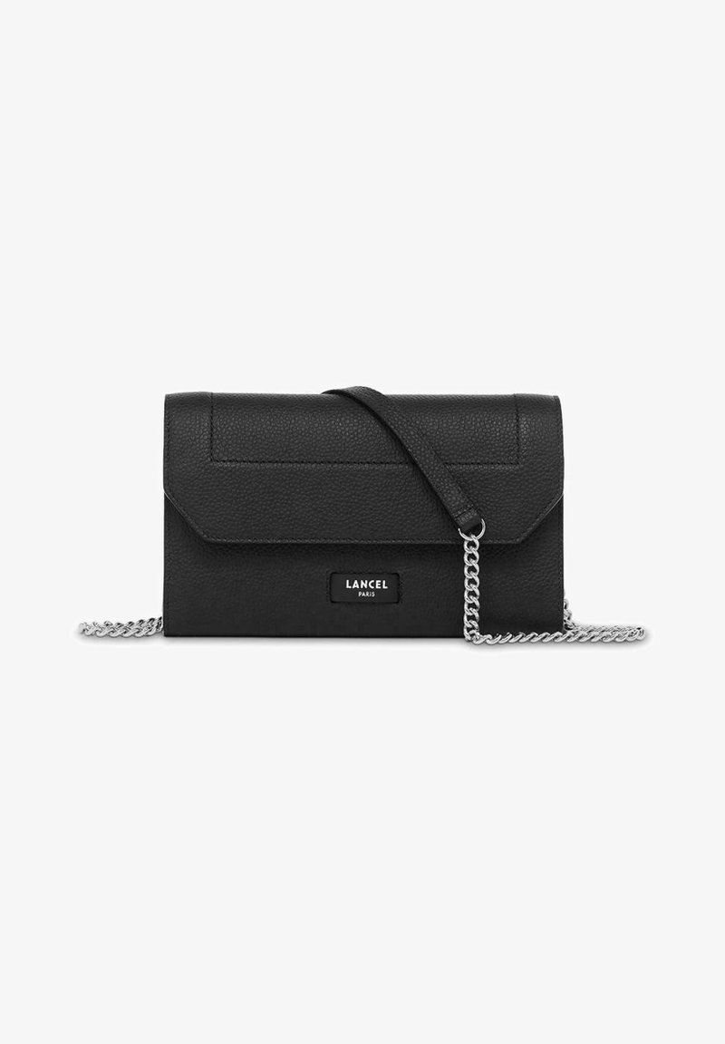 Pochette en cuir noir avec une fermeture à rabat, une bandoulière en chaîne argentée et une surface texturée. Présente une forme rectangulaire et un logo de marque.