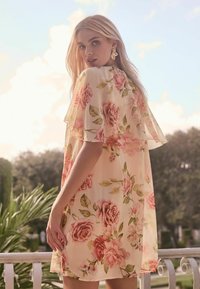 Lipsy PETITE FIT - FLUTTER SLEEVE  - Vapaa-ajan mekko - pink floral print