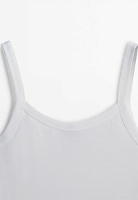 Biała bawełniana tank top z cienkimi ramiączkami, o okrągłym dekolcie i gładkiej strukturze. Materiał jest lekki i elastyczny.