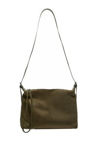 Borsa a tracolla in pelle verde oliva con una consistenza liscia, dotata di una lunga tracolla regolabile e zip di chiusura sulla parte superiore. Design minimalista.