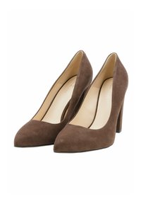 Pantofi cu toc înalt din suede maro, cu vârf ascuțit și o suprafață texturată. Tocurile sunt masive și măsoară aproximativ 10 centimetri.