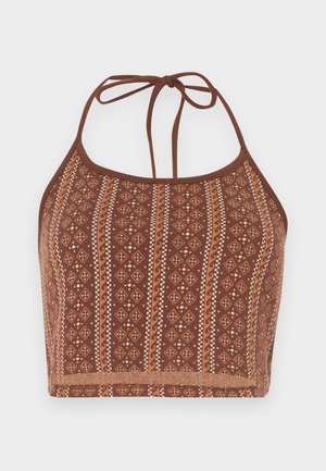 Pruunist mustriga halter-crop top, millel on geomeetrilised disainid ja kreemjad aktsendid, reguleeritavad kaelapaelad ja pehme tekstuurse viimistlusega.